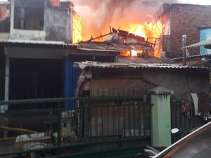 Rumah di Grogol Jakbar Terbakar, 15 Unit Mobil Damkar Meluncur ke Lokasi