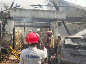 Rumah di Jaksel Terbakar Akibat Korsleting Listrik, Mobil Ikut Hangus