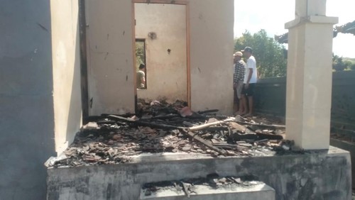 Personel Polsek Nusa Penida mengecek rumah yang terbakar di Dusun Bungkil Desa Sekartaji Kecamatan Nusa Penida, Klungkung, Kamis (17/10/2024). (Dok. Polres Klungkung).