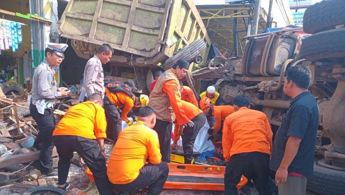 Kecelakaan truk di Subang, Kamis (17/10/2024).