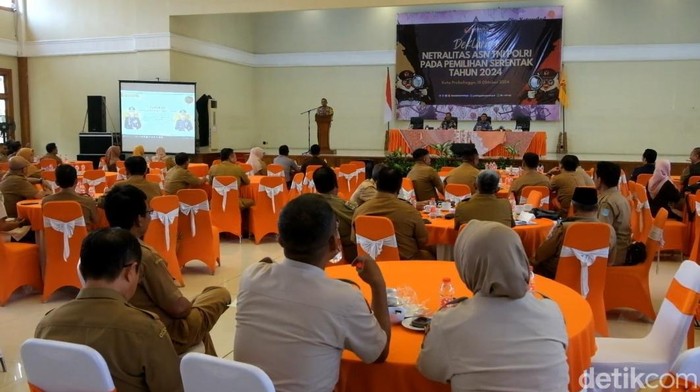 Kegiatan ASN mendeklarasikan netralitas selama Pilkada di Kota Probolinggo.
