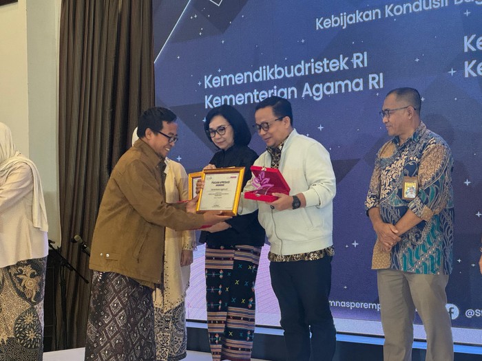 Kemenag menerima penghargaan dari Komnas Perempuan untuk kategori Kebijakan Kondusif bagi Penghapusan Kekerasan Berbasis Gender di Jakarta, Rabu (16/10/2024).