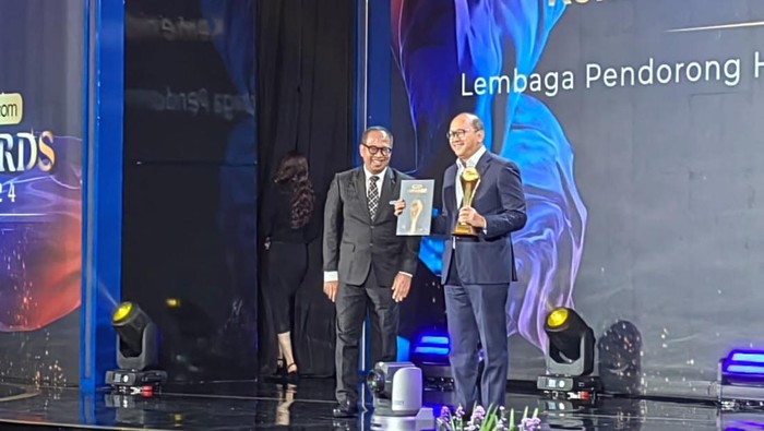 Kementerian Investasi menerima penghargaan dari detikcom Awards 2024