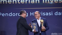Kementerian Investasi/BKPM menjadi institusi negara yang menciptakan terobosan dalam dalam meningkatkan investasi hilirisasi. Atas upaya tersebut, Kementerian Investasi/BKPM mendapat anugerah detikcom Awards 2024 sebagai Lembaga Pendorong Hilirisasi dan Ekonomi Berkelanjutan. Penghargaan diterima langsung Menteri Investasi/Kepala BKPM Rosan Roeslani di The Westin, Jakarta, Kamis (17/10/2024). 