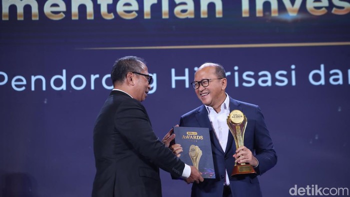 Kementerian Investasi Sabet detikcom Awards 2024 Atas upaya tersebut, Kementerian Investasi/BKPM mendapat anugerah detikcom Awards 2024 sebagai Lembaga Pendorong Hilirisasi dan Ekonomi Berkelanjutan.
