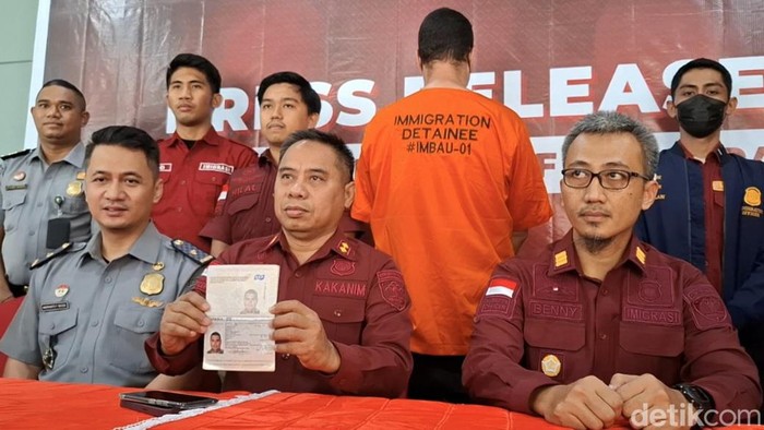 Kanwil Kemenkumham Sultra saat merilis kasu warga negara (WN) Spanyol ditangkan dan akan dideportasi.