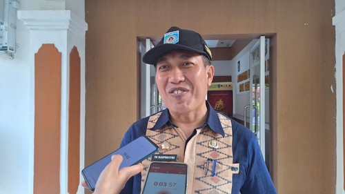 Kepala Dispora NTB, Tri Budiprayitno, saat diwawancarai di Mataram, Kamis (17/10/2024). (Nathea Citra/detikBali)