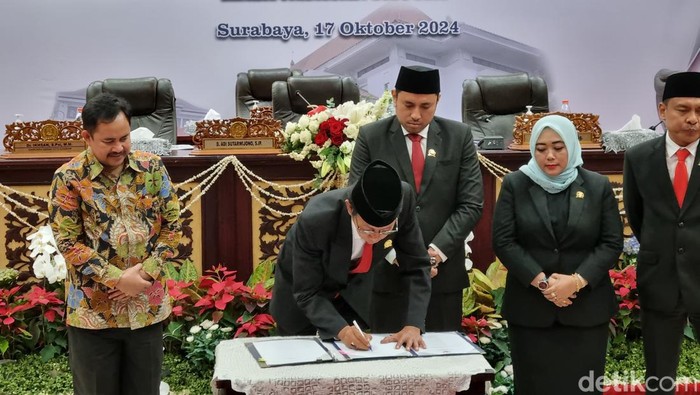 Ketua DPRD Surabaya Adi Sutarwijono menandatangani susunan AKD pimpinan dan anggota komisi yang hasil rapat paripurna.