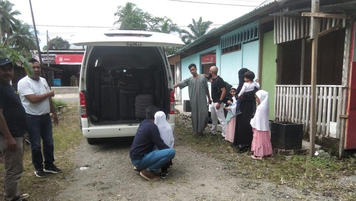 Ketujuh WNA saat hendak diamankan di Pasaman Barat (dok. Istimewa).