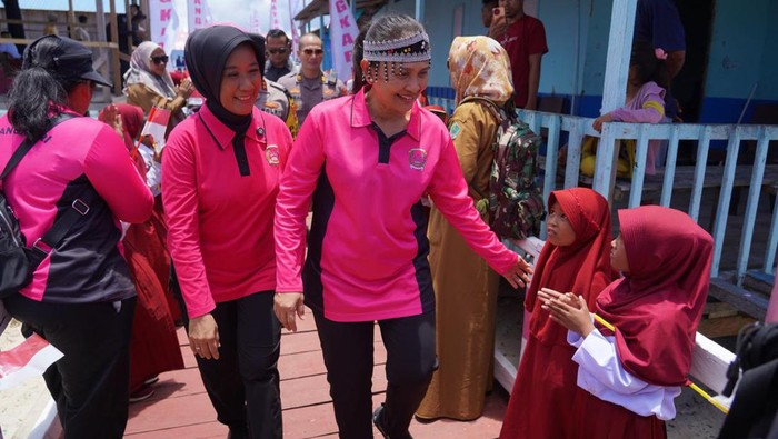 Ketum Bhayangkari Juliati Sigit Prabowo dan Pengurus Pusat BhayangkarI kunjungi Pulau Saponda, Konawe, Sulawesi Tenggara, Selasa (15/10/2024).