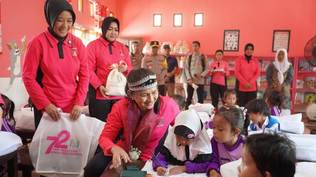 Ketum Bhayangkari Juliati Sigit Prabowo dan Pengurus Pusat BhayangkarI kunjungi Pulau Saponda, Konawe, Sulawesi Tenggara, Selasa (15/10/2024).