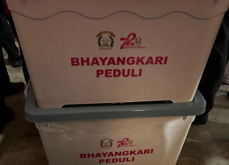 Ketum Bhayangkari Kunjungi Aiptu Heri dan Anaknya yang Terbaring Sakit (Dok Polri)