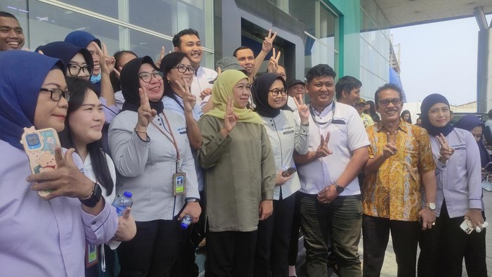 Khofifah disambut meriah oleh karyawan pabrik PT Jasuindo Tiga Perkasa.
