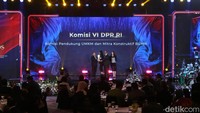 Komisi VI DPR dinilai telah aktif mendorong pengembangan dan perlindungan terhadap usaha mikro, kecil, dan menengah (UMKM). Adapun acara detikcom Awards 2024 ini digelar di The Westin Jakarta, Kamis (17/10/2024). Penghargaan ini diterima Wakil Ketua Komisi VI DPR RI Sarmuji.