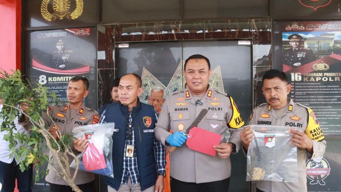 Konferensi pers kasus kakek bacok tetangga, di Gedung Tristan Satreskrim Polres Blora, Kamis (17/10/2024).