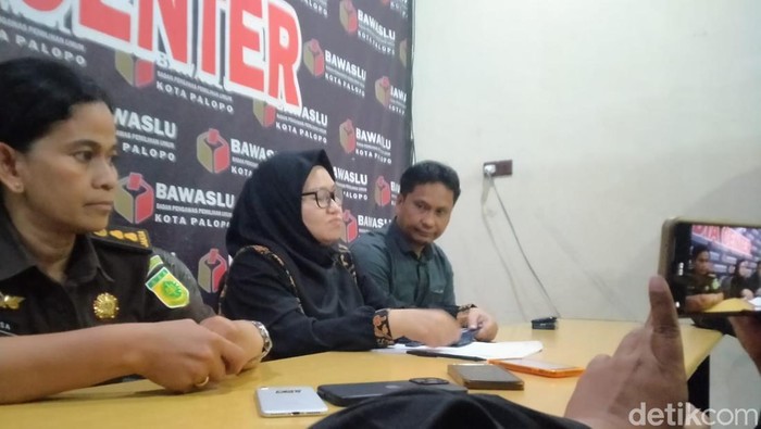 Konferensi pers Sentra Gakkumdu Palopo terkait penetapan tersangka calon wali kota Trisal Tahir dan 3 komisioner KPU Palopo.