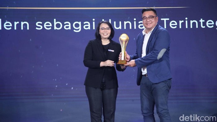 Kota Podomoro Tenjo menyabet penghargaan untuk kategori Inovasi Kota Modern Sebagai Hunian Terintegrasi TOD di ajang detikcom Awards 2024. Ini potretnya di The Westin Jakarta, Kamis (17/10/2024).