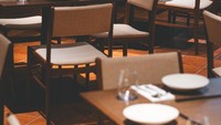 Lapo dibawa naik kelas ala restoran modern. Desain interiornya berkesan hangat dengan pencahayaan yang temaram. Foto: dok. Lapo Porsea