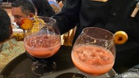 Jus Martabe juga tak lupa ditawarkan Lapo Porsea. Ini merupakan jus campuran markisa dan terong belanda. Foto: detikFood/Yenny Mustika Sari
