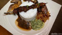 Menu-menu yang dihadirkan pada Lapo Porsea ini tentunya masakan yang autentik. Salah satu andalannya adalah Nasi Campur Porsea. Foto: detikFood/Yenny Mustika Sari