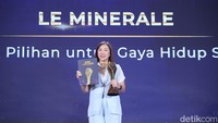 Produk Le Minerale mengandung mineral esensial yang berguna untuk menjaga kesehatan tubuh. Kandungan mineral yang terdapat di Le Mineral juga sangat beragam, mulai dari kalsium, magnesium, sodium, potassium, nitrate, klorida, dan bikarbonat yang bermanfaat bagi tubuh. Le Minerale juga memiliki kandungan oksigen yang lebih banyak dibandingkan air di daerah dataran rendah. Kandungan mineral esensial dan oksigen dalam Le Mineral dapat membantu menjaga kesehatan tubuh. 