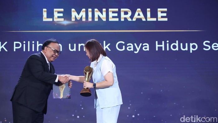 Le Minerale juga menyabet anugerah untuk kategori AMDK Pilihan untuk Gaya Hidup Sehat di ajang detikcom Awards 2024.