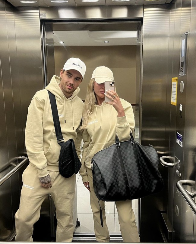 Kebahagiaan mereka berakhir tragis dengan kabar mengejutkan tentang meninggalnya Liam Payne yang jatuh dari lantai tiga di sebuah hotel di Palermo, Argentina pada Rabu (16/10/2024). Kate dan Liam berada di Argentina untuk menghadiri konser Niall Horan pada 2 Oktober lalu. Liam mengabadikan momen bahagia itu di Snapchat, menampilkan cuplikan mereka menari, menikmati sushi, dan menyempatkan diri menyapa para penggemar. Foto: dok. Instagram @kateecass