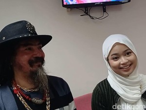 Limbad Nggak Seram Lagi Usai Pose Bareng Boneka Labubu