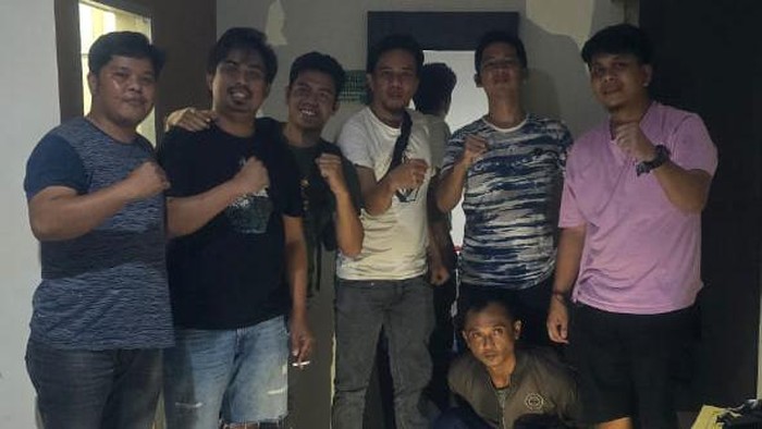 Pria berinisial AH (46) asal Bogor, Jawa Barat, ditangkap polisi gegara mencoba menyelundupkan cairan mengandung MDMB-4en-PINACA di Makassar, Sulawesi Selatan (Sulsel).