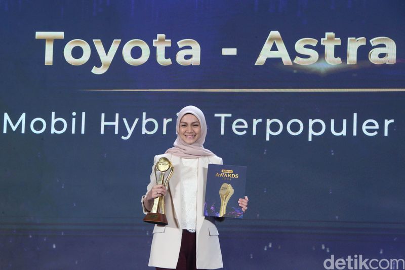 PT Toyota-Astra Motor (TAM) menerima penghargaan dari detikcom Awards untuk mobil Toyota Kijang Innova Zenix. Begini potretnya.
