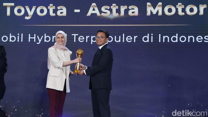 PT Toyota-Astra Motor (TAM) menerima penghargaan dari detikcom Awards untuk mobil Toyota Kijang Innova Zenix. Begini potretnya.