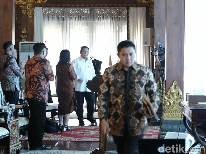 Mayor Teddy tampak berbatik serupa dengan para calon wamen. (dok Istimewa).