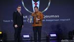 Menag Yaqut Terima Penghargaan detikcom Awards 2024