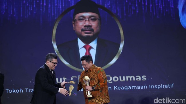 Menag Yaqut Terima Penghargaan detikcom Awards 2024 Menag Yaqut Terima Penghargaan detikcom Awards 2024