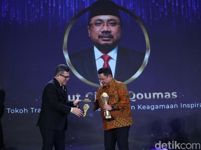 Menag Yaqut Terima Penghargaan detikcom Awards 2024