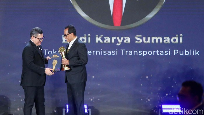 Menhub Budi Karya Raih Tokoh Modernisasi Transportasi Publik Menteri Perhubungan (Menhub) Budi Karya Sumadi meraih detikcom Awards 2024. Ia dinobatkan sebagai Tokoh Modernisasi Transportasi Publik.