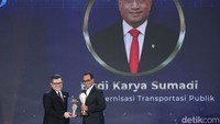 Selain itu, Indonesia juga telah mengoperasikan transportasi urban Moda Raya Terpadu (MRT) yang telah melayani penumpang sebanyak 70 juta penumpang sejak tahun 2019 dan mengoperasikan Lintas Raya Terpadu (LRT) yang menerapkan teknologi kereta tanpa masinis beroperasi di Jakarta dan Palembang.  