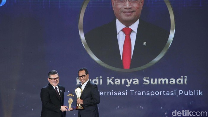 Menhub Budi Karya Raih Tokoh Modernisasi Transportasi Publik Menteri Perhubungan (Menhub) Budi Karya Sumadi meraih detikcom Awards 2024. Ia dinobatkan sebagai Tokoh Modernisasi Transportasi Publik.