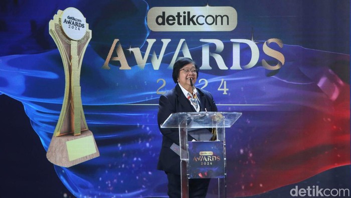 Menteri LHK Siti Nurbaya Bakar raih detikcom Awards. (Rifkianto Nugroho/detikcom)