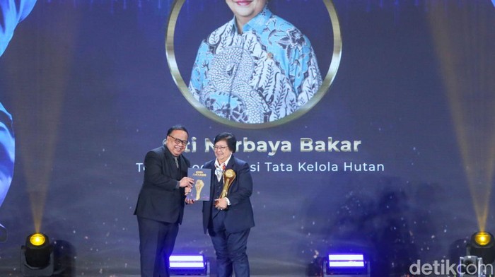 Menteri LHK Siti Nurbaya Bakar raih detikcom Awards. (Rifkianto Nugroho/detikcom)