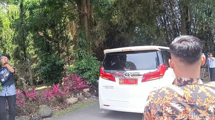 Mobil dinas Prabowo meninggalkan Hambalang, Bogor, Jawa Barat (Rizky/detikcom)