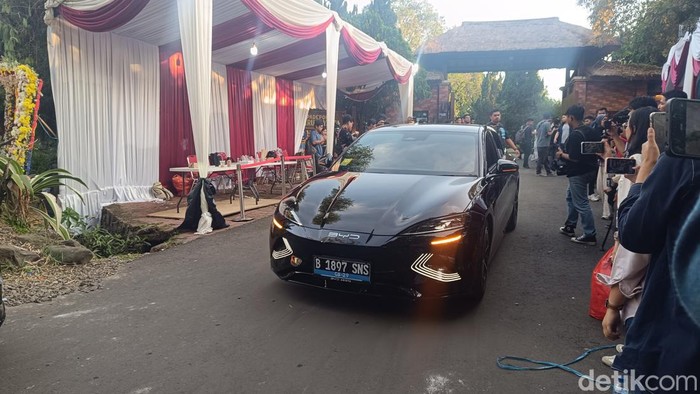 Mobil para calon wamen terlihat mulai meninggalkan lokasi pembekalan di kediaman Prabowo di Hambalang (Rizky/detikcom).