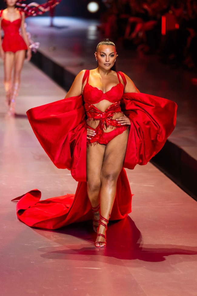 BROOKLYN, NEW YORK - OCTOBER 15: Jill Kortleve walks the runway during the Victorias Secret Fashion Show 2024 at Duggal Greenhouse on October 15, 2024 in Brooklyn, New York. (Photo by TheStewartofNY/FilmMagic)
