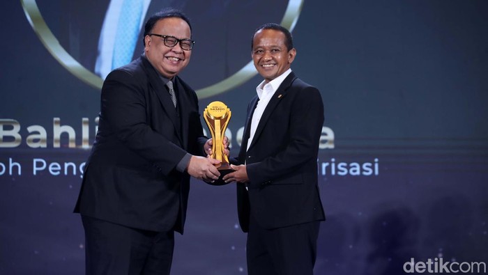 Momen Bahlil Lahadalia Raih Tokoh Penggerak Investasi Hilirisasi Menteri Investasi/Kepala BKPM, Bahlil Lahadalia meraih penghargaan detikcom Awards 2024. Ia dinobatkan sebagai Tokoh Penggerak Investasi Hilirisasi.
