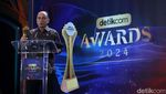 Momen Budi Arie Terima detikcom Awards dari CT