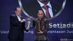 Momen Budi Arie Terima detikcom Awards dari CT