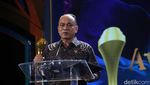Momen Budi Arie Terima detikcom Awards dari CT