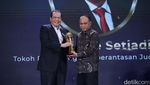 Momen Budi Arie Terima detikcom Awards dari CT