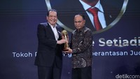 Penghargaan itu diserahkan oleh CT di The Westin Jakarta, Kamis (17/10/2024).  