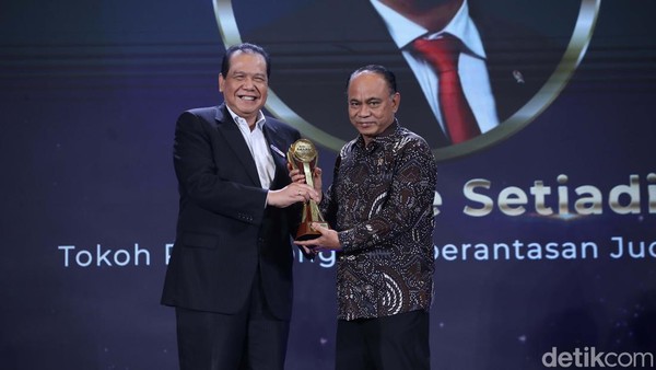 Momen Budi Arie Terima detikcom Awards dari CT